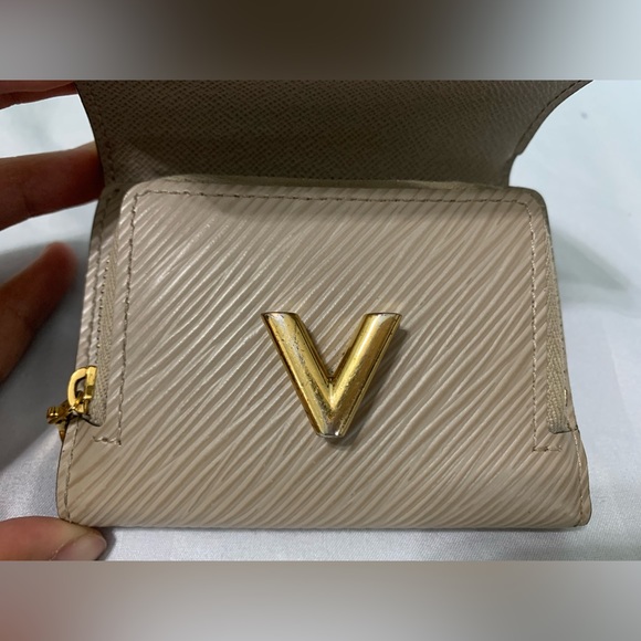 Louis Vuitton Twist Compact Wallet In Epi
leather (galet tone) - Picture 11 of 16